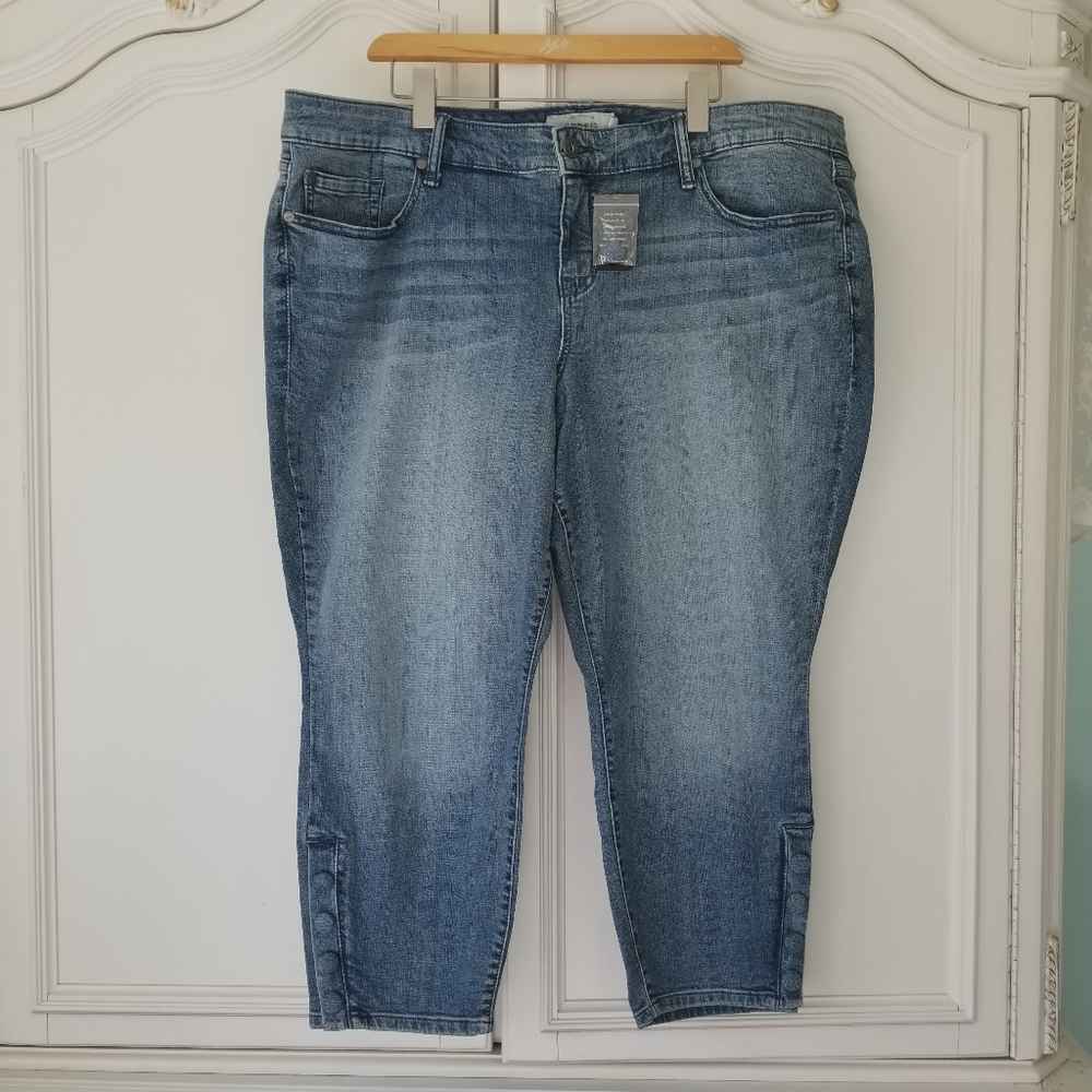 Torrid True Blue Skinny Crop  Jeans Button Accent 43W x 23IN Womens 22 NWT